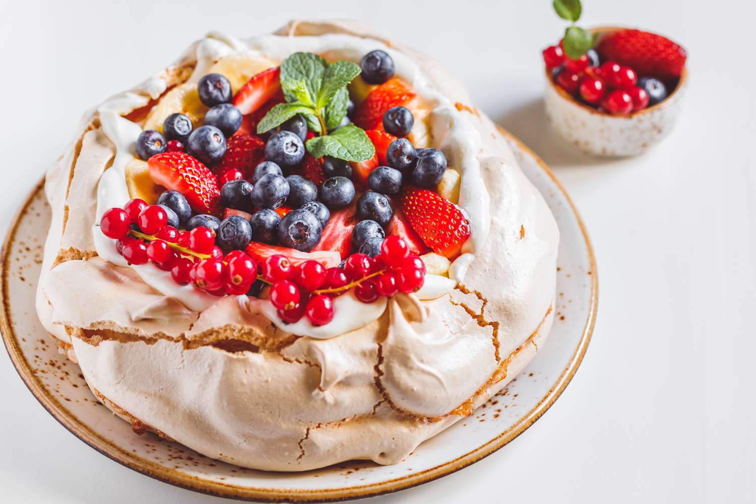 غذاهایی که مزه استرالیا میده! 5 australian pavlova recipe 256101 hero 01 f0bd5d2a3f0b4ec383fe8d16b8600bc9